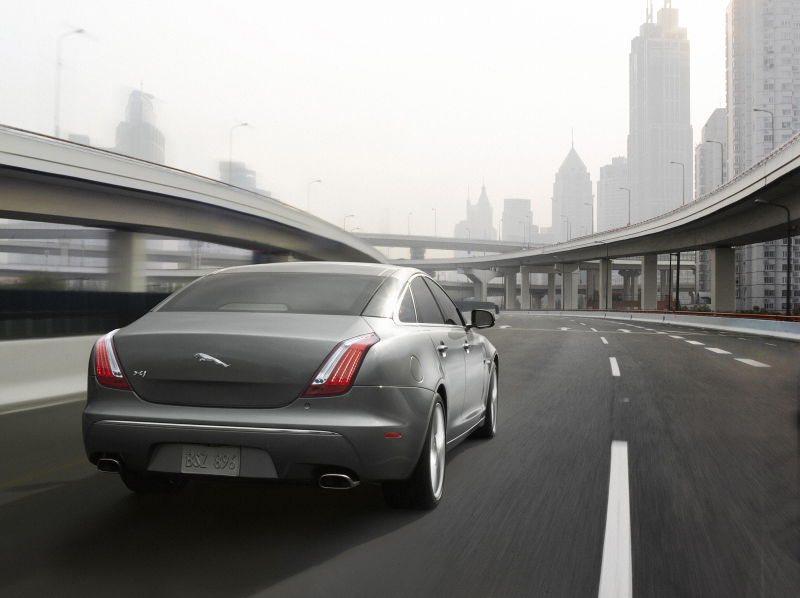 Illustration for article titled 2010 Jaguar XJ: The New Cat Revealed!